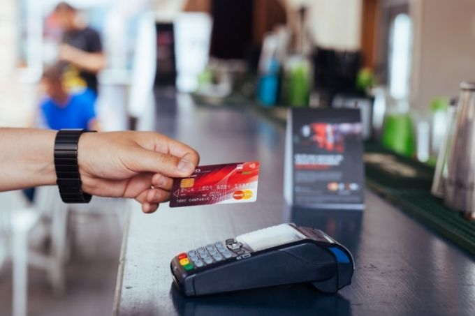 Trecerea la cashless sau dinamica plăților cu carduri bancare în 2022