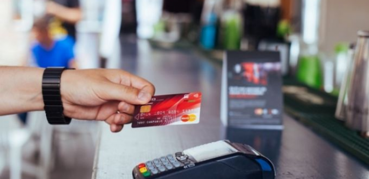 Trecerea la cashless sau dinamica plăților cu carduri bancare în 2022