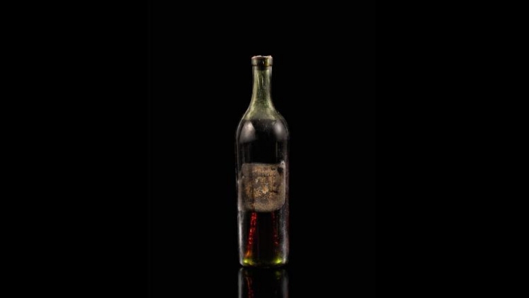 O sticlă de coniac veche de 258 de ani a fost vândută la licitaţie cu o sumă uriașă