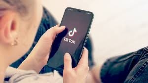 TikTok face schimbări majore pentru a-i proteja pe copii și adolescenți de agresorii online