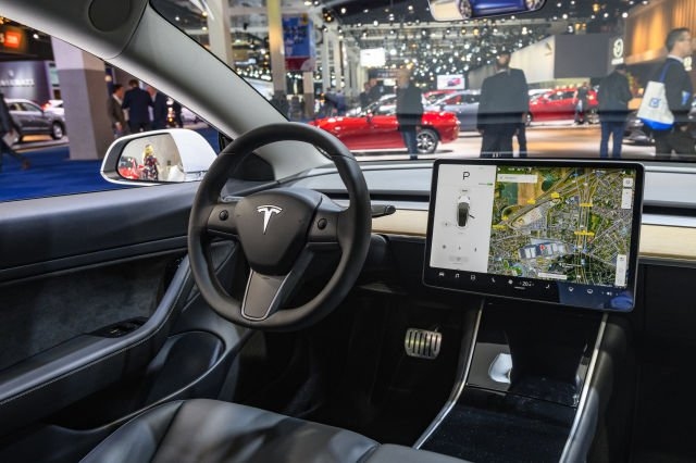 США требуют от Tesla отозвать 158000 автомобилей из-за неисправности сенсорного экрана