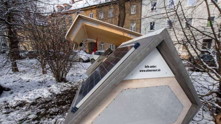 Adăposturi futuristice pentru oamenii străzii. Au panouri solare şi protejează împotriva gerului