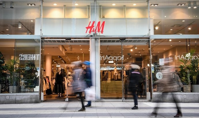 В Китае стали закрывать магазины H&M из-за отказа от хлопка Синьцзяна
