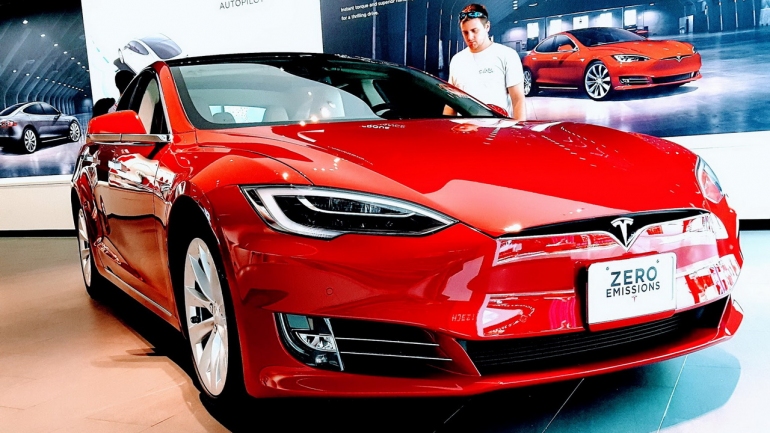 Lovitură pentru Elon Musk: sistemul de la mașinile Tesla poate fi păcălit