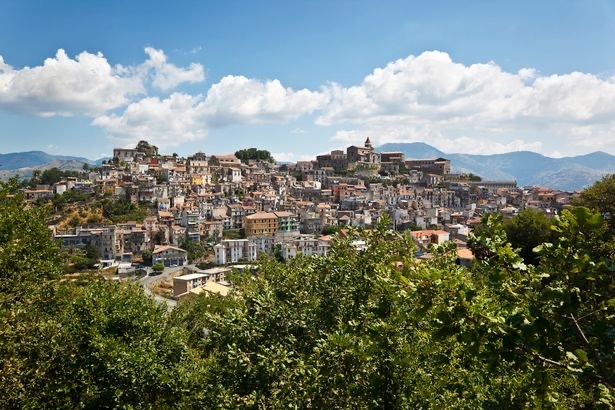 Aproape 900 de case, scoase la vânzare într-un oraș italian cu doar 1 euro fiecare