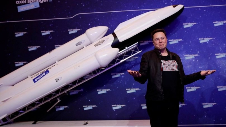 SpaceX va trimite turişti în spaţiu. Când va avea loc prima misiune şi cât costă o călătorie
