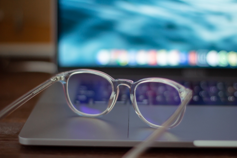 Apple plănuiește să lanseze ochelari de realitate augmentată în 2022