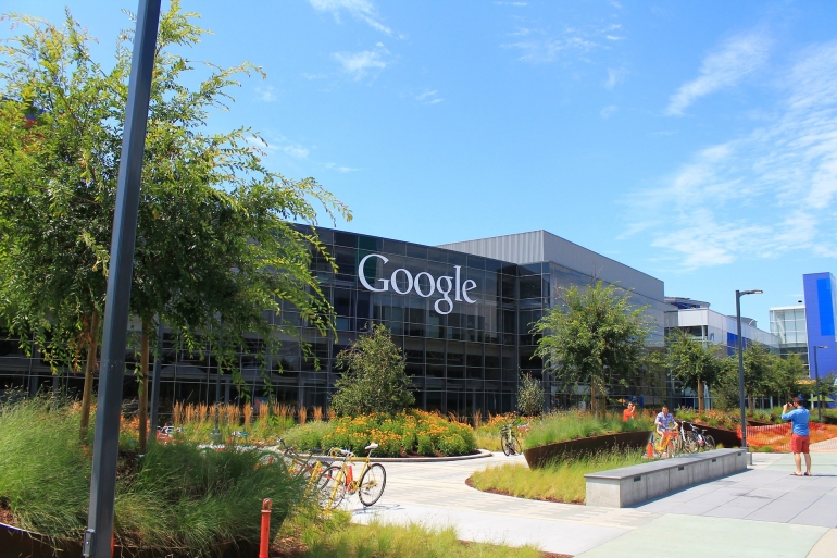Compania Google, obligată la daune de 460.000 de euro pentru că a permis defăimarea unui politician