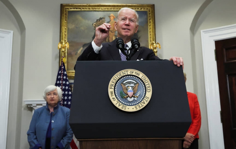 Biden le cere companiilor petroliere „să nu mai profite de pe urma războiului”; Amenință cu o taxă pe venituri excepționale
