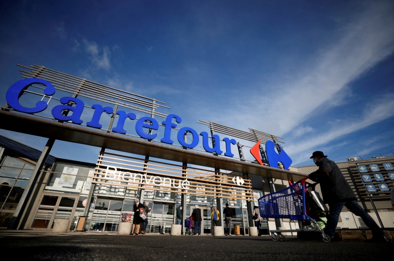 Carrefour Franța suspendă vânzarea a zeci de produse în magazinele sale