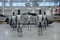Tesla опубликовала новые кадры с роботами-андроидами Tesla Bot
