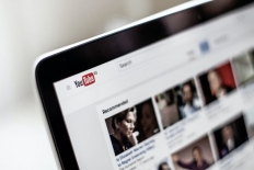 YouTube начал тестирование новой экспериментальной функции под названием Hum to Search