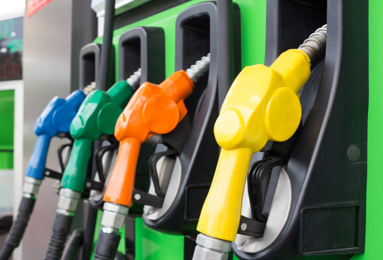 ANRE: În ultima perioadă, prețul benzinei a scăzut cu peste 18%, iar a motorinei – cu 17%. Cât vor costa carburanții joi
