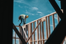 Вице-премьер Андрей Спыну объявил о повышении средней зарплаты строителей